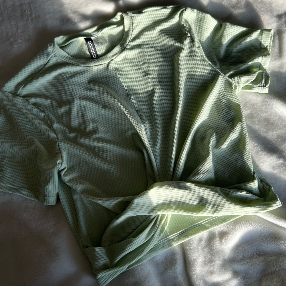 Zara front knot light green cropped tee by Divided, size M